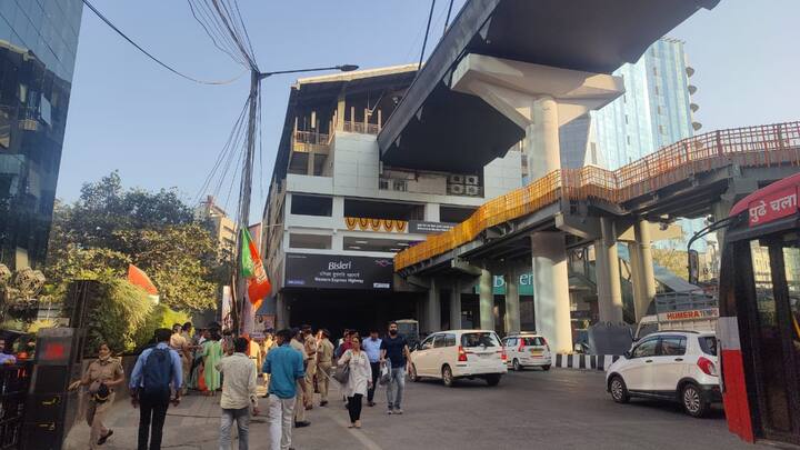 वेस्टर्न मेट्रो हायवे स्टेशन तसेच नवं गुंदवली स्टेशन फुलांनी सजवण्यात आलं आहे.