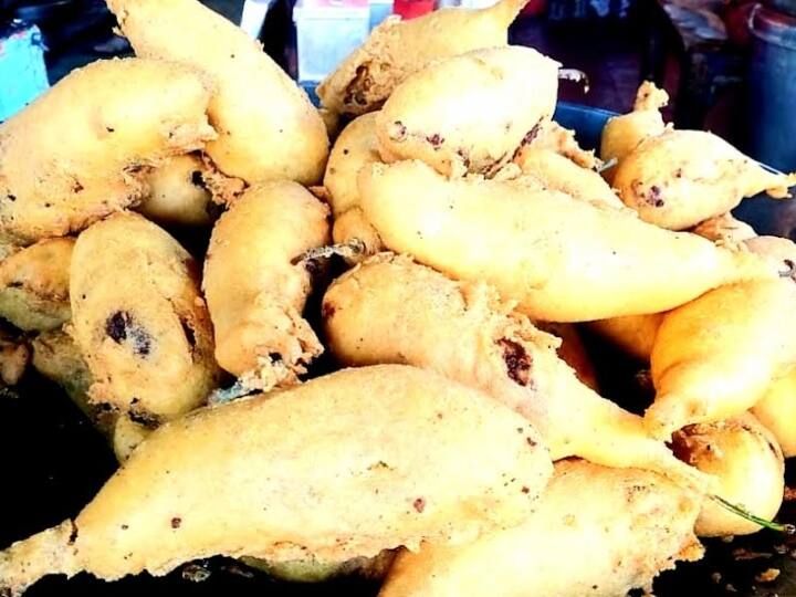 राजस्थान का जोधपुर अपनी यहां के पत्थरों और मिठाइयों के अलावा भी कई दूसरी चीजों के लिए प्रसिद्ध है. मुंबईवासी जैसे रोजाना खाने में वड़ा पाव के बगैर अधूरे हैं. वैसे ही जोधपुरवाशी अपने पसंदीदा मिर्ची वड़े के बगैर अधूरे हैं. आप इंडिया के किसी भी कोने में चले जाएं वहां आपको जोधपुर मिष्ठान भंडार जरूर मिल जाएगा.  इसकी वजह यह है कि यहां  का जायका देश दुनिया में अपनी खास पहचान बना चुका है.  वहीं आलू के साथ तेज मसाले के ऊपर बेसन से बनने वाला मिर्ची वड़ा जोधपुर वासियों की पहली पसंद हैं.