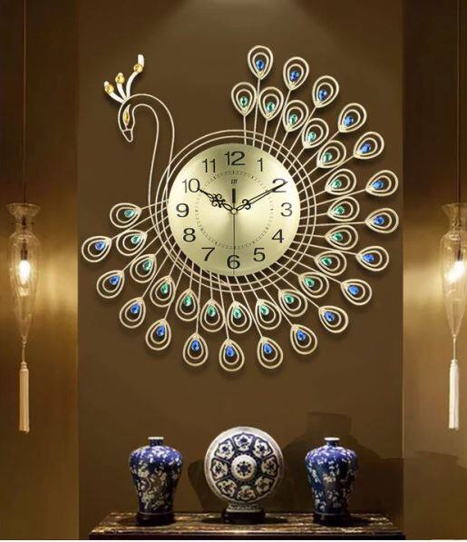 વાસ્તુ અનુસાર સત્વ ઉર્જાનો પ્રવાહ પૂર્વ અને ઉત્તર દિશામાં વધુ હોય છે તેથી ઘરમાં ઘડિયાળ હંમેશા પૂર્વ કે ઉત્તર દિશામાં રાખવી જોઈએ. દિવાલ પર લોલકની ઘડિયાળ લગાવવી પણ ખૂબ જ શુભ માનવામાં આવે છે. આવી ઘડિયાળ ઘરમાં પ્રેમ, પ્રગતિ અને સુમેળ લાવે છે, તે જીવનની મુશ્કેલીઓ દૂર કરે છે.