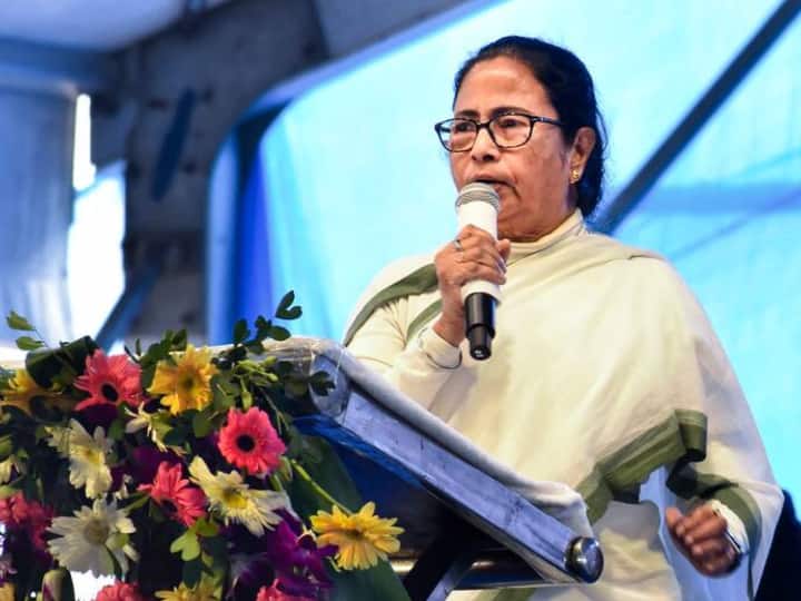 CM Mamata Banerjee targets Central Govt for stopping students grant and launches Medhashree Scholarship '...लेकिन चिंता मत कीजिए', केंद्र पर बरसीं ममता बनर्जी, मेधाश्री स्कॉलरशिप स्कीम को किया लॉन्च