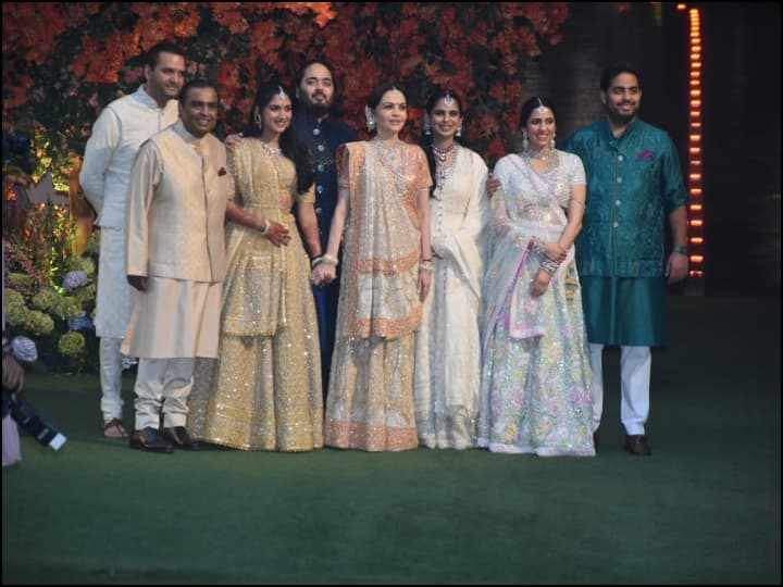 Anant Ambani Radhika Merchant Engagement: देश के सबसे बड़े उद्योगपति मुकेश अंबानी के बेटे अनंत और राधिका मर्चेंट की आज सगाई हो गई है. कपल की इंगेजमेंट सेरेमनी की पहली तस्वीरें भी सामने आ चुकी हैं.