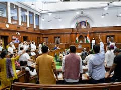 AAP ने केंद्र से की तीन सचिवों को बदलने की मांग, स्पीकर ने विपक्ष को दिखाया सदन से बाहर का रास्ता