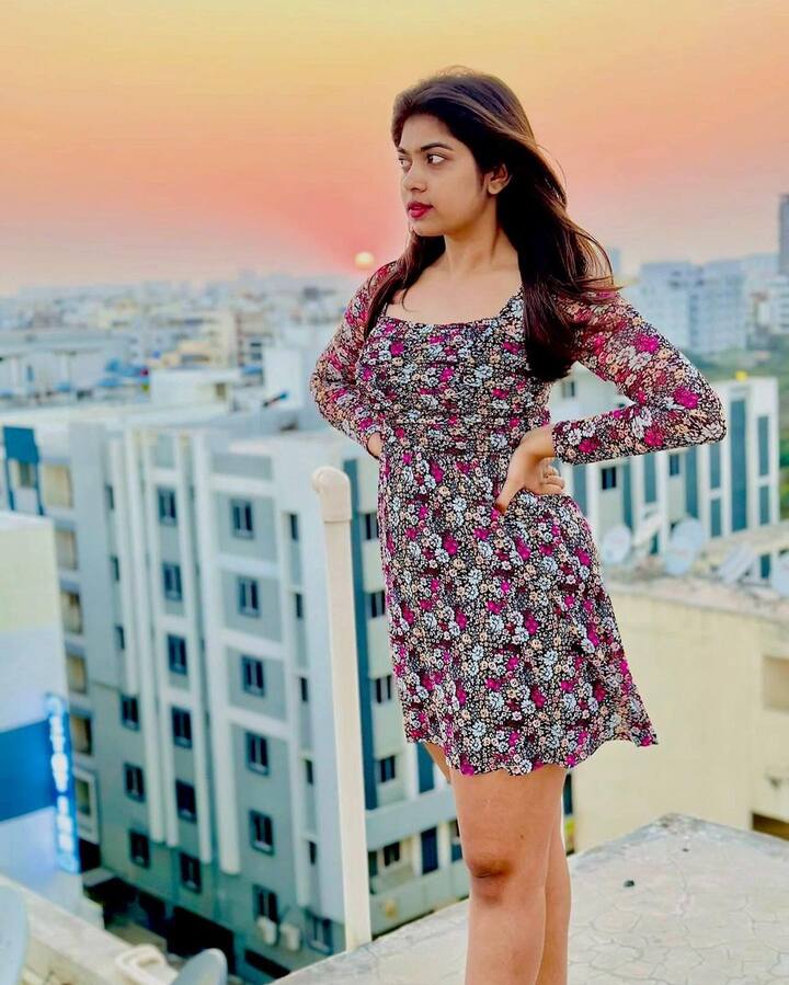 బీచ్ లో పొట్టి చొక్కా వేసుకుని అందాల విందు చేసింది. Image Credit: Rithu Chowdary/ Instagram