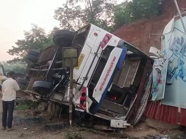 Kankavali Accident : मुंबई-गोवा महामार्गावर कणकवली (Kankavali Accident) वागदे पुलानजीक खासगी बसला भीषण अपघात झाला. पहाटे चार वाजण्याच्या सुमारास हा अपघात झाला.