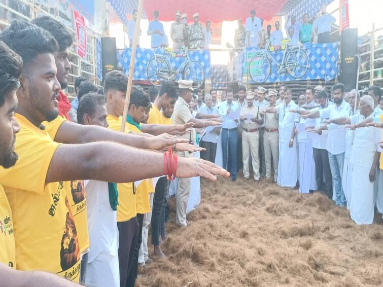 Jallikattu competition in Tirukanurpatti bulls raged; Young bulls that have been caught TNN திருக்கானூர்பட்டியில் ஜல்லிக்கட்டு போட்டி... சீறிப்பாய்ந்த காளைகள்; விடாமல் பிடித்த இளம் காளையர்கள்