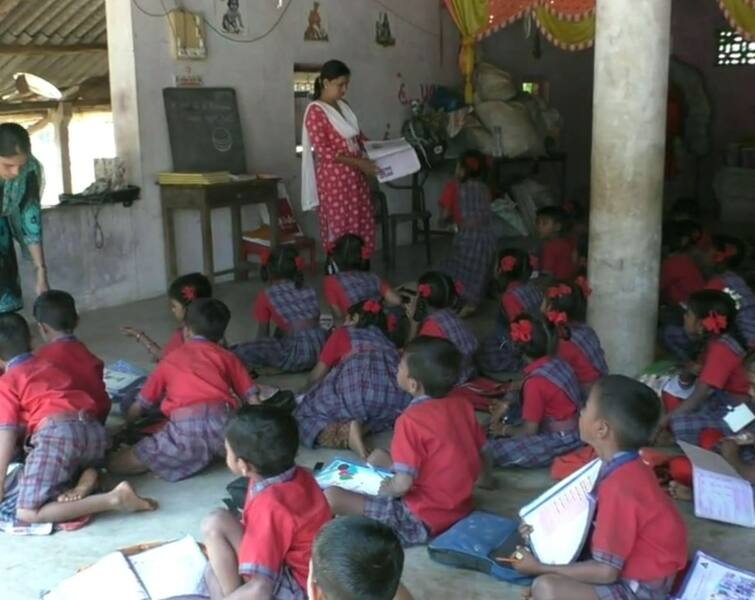 Shortage of school rooms in Valsad district Valsad: ગુજરાતમાં સર્વ શિક્ષા અભિયાનની ખુલ્લી પોલ, આ જગ્યાએ મંદિરમાં ભણવા મજબૂર છે વિદ્યાર્થીઓ