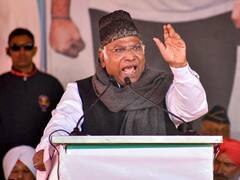 'मेरी गली से गुजरते हैं छिपा के खंजर...', मल्लिकार्जुन खरगे का शायराना अंदाज, बोले- BJP ने 6 राज्य में चुराई सरकार