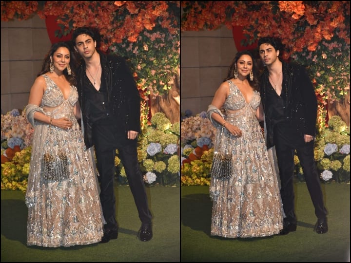 Aryan Khan At Anant Ambani Engagement Ceremony: अनंत अंबानी की इंगेजमेंट सेरेमनी में बॉलीवुड के बादशाह शाहरुख खान भी सपरिवार पहुंचे थे. यहां आर्यन खान के हैंडसम लुक को देख सभी के होश उड़ गए.