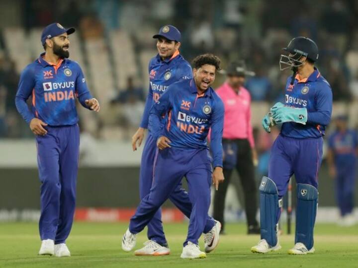 ind vs nz 1st odi Why Rohit Sharma not bowl Kuldeep Yadav quotas over know reason IND vs NZ: रोहित शर्मा ने कुलदीप यादव से क्यों नहीं करवाई पूरे ओवरों की गेंदबाजी? जानिए वजह