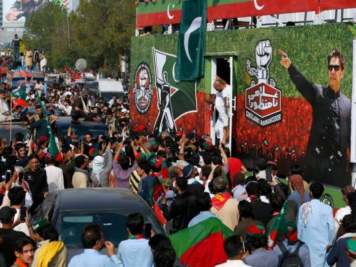 दरअसल अप्रैल 2022 में पाकिस्तान में लंबी चली राजनीतिक उथल-पुथल के बाद इमरान खान को प्रधानमंत्री पद से इस्तीफा देना पड़ा था. इसके बाद से ही वो सेना और शहबाज शरीफ की सरकार के खिलाफ रैलियां कर उनके लिए चुनौती पेश कर रहे हैं. (फोटो- instagram/imrankhan.pti)