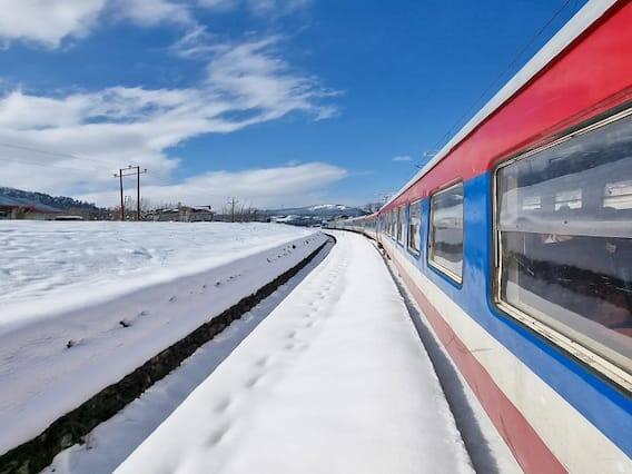 શિયાળાની ઋતુમાં ઘરની બહાર નીકળવું ખૂબ મુશ્કેલ બની ગયું છે. પરંતુ આવા ફોટા જોઈને કોઈનું પણ મન બદલાઈ શકે છે. જો તમે આ ખુશનુમા મોસમની સુંદરતા જોવા માટે ઉત્સુક છો, તો તમે શિમલા અને કાશ્મીરની મુલાકાત લેવાનો પ્લાન બનાવી શકો છો. તેની મુલાકાત લેવાની એક અલગ જ મજા છે. (ફોટો- ટ્વિટર)