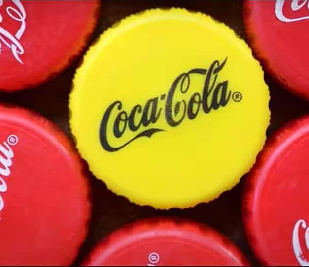 Coca Cola Bottle Yellow Colour cap Facts know why Some Bottles have Yellow cap know reason behind this ਕਈ ਵਾਰ ਕੋਕਾ-ਕੋਲਾ ਦੀਆਂ ਬੋਤਲਾਂ 'ਤੇ ਲਾਲ ਦੀ ਬਜਾਏ ਹੁੰਦਾ ਪੀਲਾ ਢੱਕਣ...ਕੀ ਜਾਣਦੇ ਹੋ ਇਸ ਦਾ ਅਸਲ ਕਾਰਨ