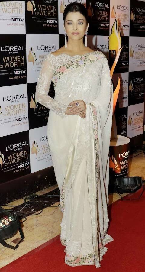 ਇਹ ਅਭਿਨੇਤਰੀ ਅਕਸਰ ਈਵੈਂਟਸ 'ਚ ਸਾੜ੍ਹੀ ਪਹਿਨ ਕੇ ਨਜ਼ਰ ਆਉਂਦੀ ਹੈ। ਹੁਣ ਵੀ ਜਦੋਂ ਉਹ ਬਾਹਰ ਨਿਕਲਦੀ ਹੈ ਤਾਂ ਲੋਕ ਉਸ ਦੀ ਇਕ ਝਲਕ ਪਾਉਣ ਲਈ ਦੀਵਾਨੇ ਹੋ ਜਾਂਦੇ ਹਨ।