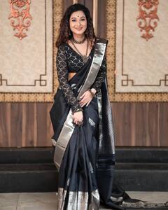 Radha Sagar : काळ्या रंगाच्या साडीत खुलून दिसतंय राधा सागरचं सौंदर्य; पाहा फोटो