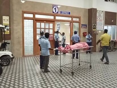 karur: Due to animosity, 2 persons were slashed with sickle near kulithalai TNN Crime: குளித்தலை அருகே முன்விரோதம் காரணமாக 2 பேருக்கு அரிவாள் வெட்டு