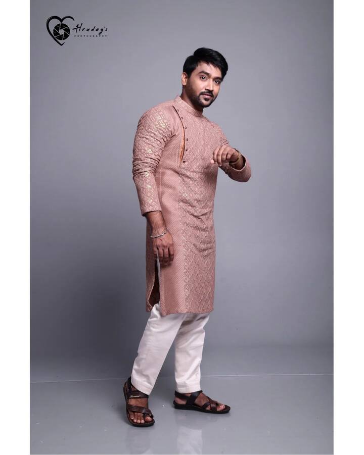 ట్రైనింగ్ పూర్తయిన వెంటనే ఓ తమిళ మూవీలో ఛాన్స్ వచ్చింది. అయితే అనుకోకుండా ఆ మూవీ ఆగిపోవడంతో డిప్రెషన్ కి గురయ్యాడు. దాంతో మయన్మార్ వెళ్ళిపోయాడు. అక్కడ కొన్ని షార్ట్ ఫిలిమ్స్ లో నటించాడు.