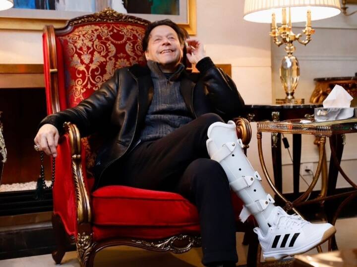 बीते साल नवंबर में पाक के पूर्व प्रधानमंत्री इमरान खान पर वज़ीराबाद शहर में लॉन्ग मार्च के दौरान फ़ायरिंग हुई थी. इससे उनके पैर में गोली लगी थी और वो बाल-बाल बचे थे. पूरी दुनिया में उन पर हुए हमले की चर्चा थी. इस हमले को पाकिस्तान के लिए टर्निंग पॉइंट कहा गया था.(फोटो- instagram/imrankhan.pti)