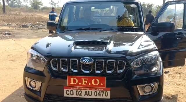 इसके साथ ही वन विभाग द्वारा अंबिकापुर शहर के आसपास इलाकों में हाथी से दूरी बनाए रखने के लिए मुनादी कराई जा रही है. बता दें कि, दो दिन पहले रात को बलसेड़ी गांव की बस्ती के गन्ना बाड़ी में भी यही हाथी घुस गया था. इसके बाद वन विभाग के डीएफओ पंकज कमल, एसडीओ और रेंजर अपनी टीम के साथ रातभर गांव में डटे रहे.