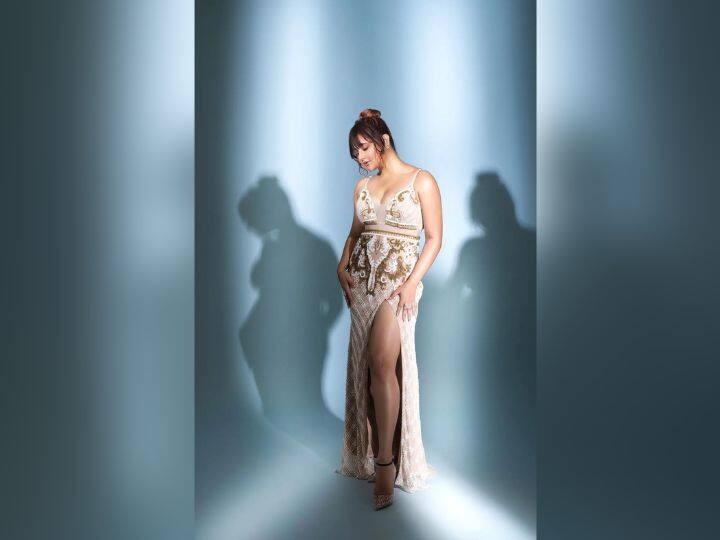 टीवी की मशहूर एक्ट्रेस रश्मि देसाई अपने लुक से हमेशा सोशल मीडिया पर छाई रहती हैं. उनके स्टाइल को देखकर हर कोई मदहोश हो जाता है. अभिनेत्री हर एक दिन नया आउटफिट पहनकर फैंस को कायल कर देती हैं.