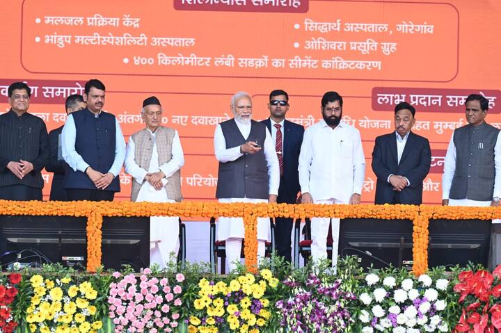 आज मुंबईच्या विकासाशी संबंधित 40 हजार कोटींच्या विकासकामांचं उद्घाटन आणि भूमिपूजन करण्यात आलं, असं पंतप्रधान नरेंद्र मोदी म्हणाले आहेत. ते म्हणाले की, मुंबईच्या विकासाला गती देणार.