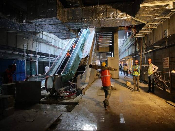 स्थानकाचा एकूण परिसर 11 एकर असून स्थानकामध्ये येण्या-जाण्यासाठी एकूण सात दरवाजे असतील. पार्किंगची सुविधाही यामध्ये उपलब्ध करून देण्यात आली आहे.