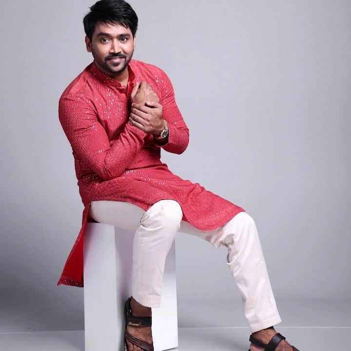 గుంటూరు జిల్లా తెనాలికి చెందిన మహేశ్ బాబు కాళిదాసు చేబ్రోలు ఇంజనీరింగ్ కాలేజీలో బీటెక్ పూర్తిచేసి చెన్నైలో మూడేళ్లు యాక్టింగ్ లో శిక్షణ పొందాడు.