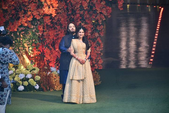 అంబానీ గృహంలో ఈ వేడుకలు నిర్వహించారు.