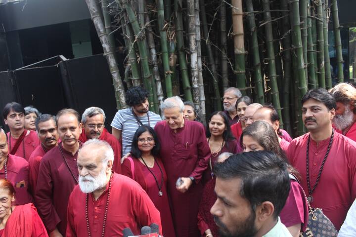 मुंबई उच्च न्यायालयाने भक्तांना समाधीचे दर्शन घेण्यापासून रोखता येणार नाही, असा निर्णय दिलेला असतानाही व्यवस्थापनाकडून मुजोरी सुरु आहे.