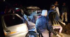 In Pics : रायगडमध्ये कार अन् ट्रकची जोरदार धडक, कारचा चक्काचूर