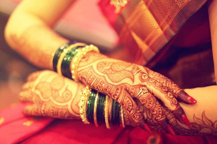 Hindu Ritual Marathi News importance in hindu ritual know wearing bangles religious and scientific reason Hindu Ritual : ...म्हणून लग्नानंतर स्त्रिया बांगड्या घालतात? धार्मिक सोबतच वैज्ञानिक कारणही जाणून घ्या 