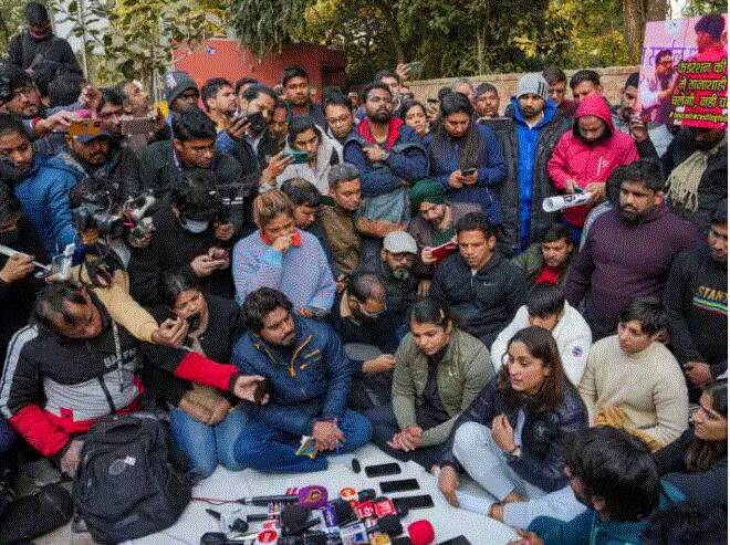 Babita Phogat Arrives at the Protest Site at jantar Mantar in delhi indian Wrestlers Protest Against WFI President Brij Bhushan Singh Wrestlers Protest : ਪਹਿਲਵਾਨਾਂ ਦੇ ਸਮਰਥਨ 'ਚ ਉਤਰੀ ਗੀਤਾ ਅਤੇ ਬਬੀਤਾ ਫੋਗਾਟ , ਪੜ੍ਹੋ ਜੰਤਰ-ਮੰਤਰ ਪਹੁੰਚ ਕੇ  ਕੀ ਕਿਹਾ