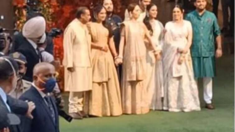 Anant Radhika Engagement: mukesh ambani whole family in one frame on son anant engagement Anant Radhika Engagement: રાધિકા સાથે અનંત અંબાણીની થઇ સગાઇ, એક ફ્રેમમાં દેખાયો આખો પરિવાર