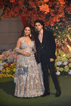 Anant Ambani की इंगेजमेंट में ब्लैक सूट में छा गए आर्यन खान, गौरी खान ने भी दिखाया ग्लैमरस अवतार, देखें फोटोज