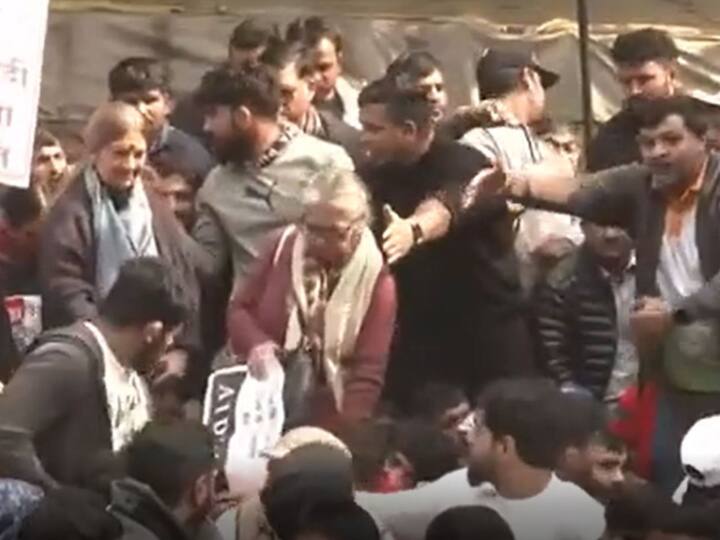 भारतीय कुश्ती महासंघ के अध्यक्ष बृज भूषण शरण सिंह पर लगे यौन शोषण के आरोपों को लेकर पहलवानों का दिल्ली के जंतर मंतर पर विरोध जारी है. इस बीच धरने में शामिल होने के लिए सीपीआईएम नेता वृंदा करात भी पहुंचीं.