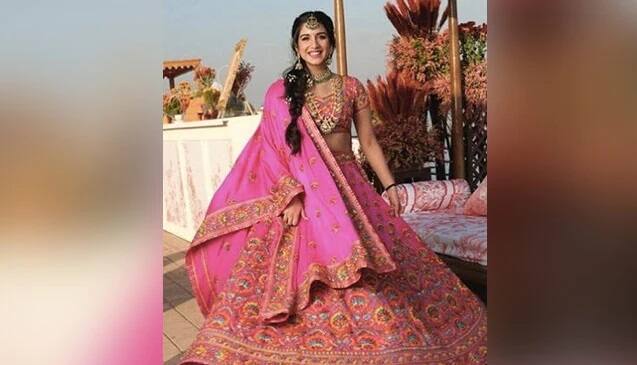 Anant Radhika Engagement: આલિયા ભટ્ટના ગીત પર નાચી અંબાણી પરિવારની થનારી 'નાની વહુ' રાધિકા મર્ચન્ટ, VIDEO વાયરલ radhika merchant mehendi dance video: Anant Ambani Radhika Merchant Engagement Ceremony Anant Radhika Engagement: આલિયા ભટ્ટના ગીત પર નાચી અંબાણી પરિવારની થનારી 'નાની વહુ' રાધિકા મર્ચન્ટ, VIDEO વાયરલ