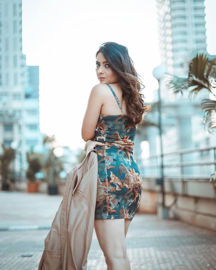 या फोटोमध्ये सोनाली शॉर्ट ड्रेसमध्ये दिसत आहे. (फोटो सौजन्य :sonalee18588/इंस्टाग्राम)
