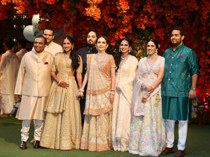 या कार्यक्रमाला मुकेश अंबानी यांचं संपूर्ण कुटुंब हजर होतं. साखरपुड्याचे काही फोटो समोर आले आहेत. यामध्ये मुकेश अंबानी आणि नीता अंबानी यांच्यासोबत मुलगी ईशा अंबानी आणि जावई आनंद पीरामलही दिसून आले. त्याशिवाय मुलगा आकाश अंबानी आणि सून श्लोका दिसत आहेत.