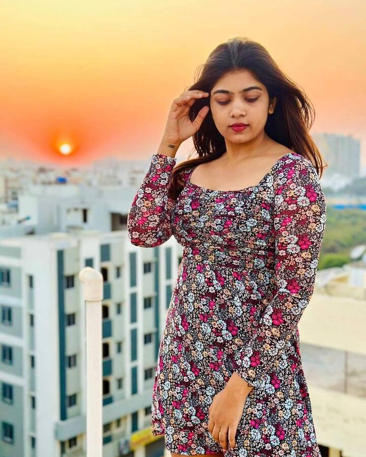 తర్వాత జబర్దస్త్ షోలో లేడీ కమెడియన్ గా ఎంట్రీ ఇచ్చింది. తన అందచందాలతో మరింత క్రేజ్ సంపాదించుకుంది.  Image Credit: Rithu Chowdary/ Instagram