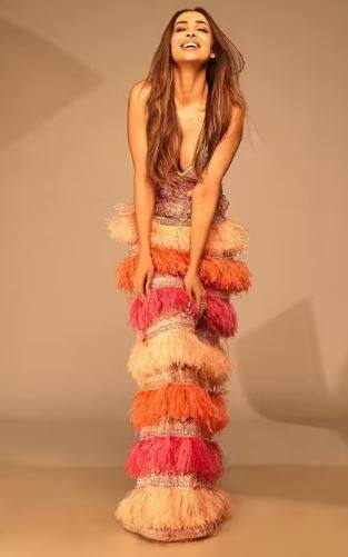 ਮਲਾਇਕਾ ਅਰੋੜਾ ਇਸ ਡੀਪਨੇਕ ਡਰੈੱਸ 'ਚ ਕਾਫੀ ਬੋਲਡ ਨਜ਼ਰ ਆ ਰਹੀ ਹੈ। ਅਦਾਕਾਰਾ ਸੋਸ਼ਲ ਮੀਡੀਆ 'ਤੇ ਐਕਟਿਵ ਰਹਿੰਦੀ ਹੈ। ਪ੍ਰਸ਼ੰਸਕ ਉਸ ਦੀ ਹਰ ਪੋਸਟ ਨੂੰ ਬਹੁਤ ਪਸੰਦ ਅਤੇ ਟਿੱਪਣੀ ਕਰਦੇ ਹਨ.