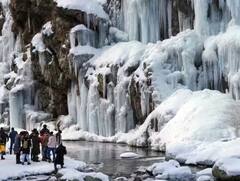 Tangmarg Waterfall: నీళ్లు మంచుగా మారిన వేళ - తంగ్ మర్గ్ జలపాతానికి పోటెత్తిన పర్యాటకులు