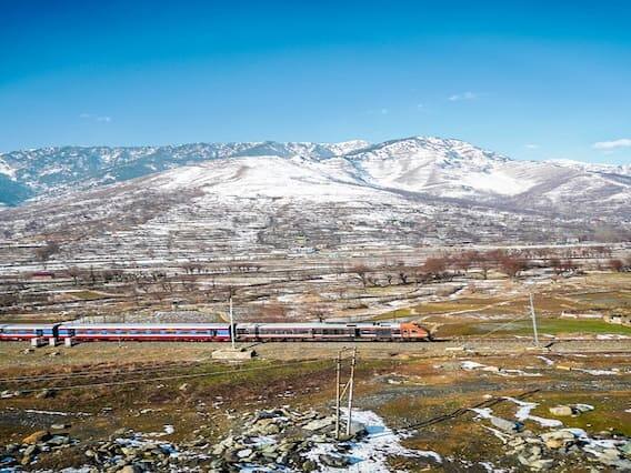 આ શહેરો માટે IRCTC દ્વારા ઘણી પ્રવાસી ટ્રેનો ચલાવવામાં આવે છે. આ સાથે દિલ્હીથી પણ ઘણા અડ્ડાઓ ચાલે છે. ડિસેમ્બર અને જાન્યુઆરીમાં મોટી સંખ્યામાં પ્રવાસીઓ હિમાચલ પ્રદેશના આ સુંદર શહેરોમાં પહોંચ્યા છે અને તેઓ હજુ પણ બરફવર્ષા જોવા જઈ રહ્યા છે. (ફોટો- ટ્વિટર)