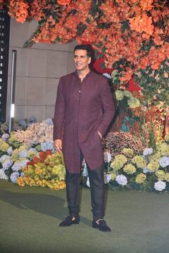 Anant-Radhika Engagement Ceremony: अक्षय कुमार से लेकर करण जौहर तक... अनंत अंबानी और राधिका मर्चेंट की सगाई में इन सितारों ने बिखेरा जलवा