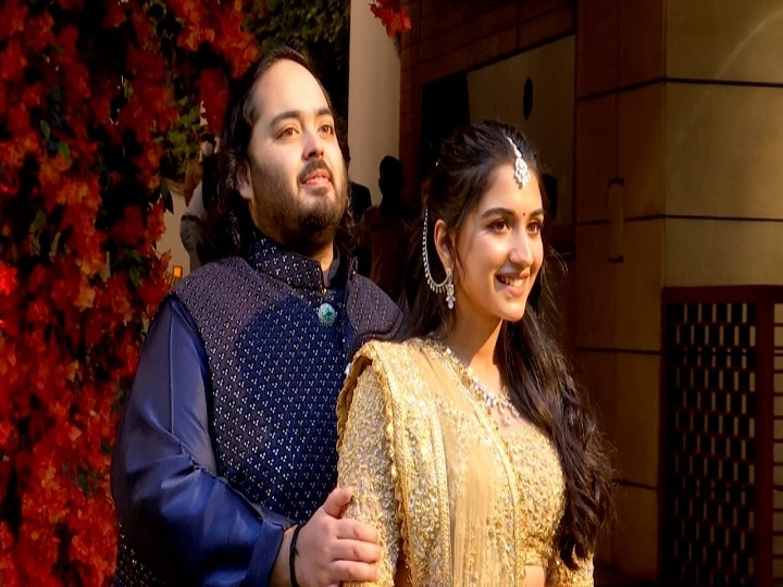 Anant Radhika Engagement: कारोबारी मुकेश अंबानी के बेटे अनंत ने राधिका से की सगाई, पारंपरिक रस्मों के बीच हुआ शानदार कार्यक्रम