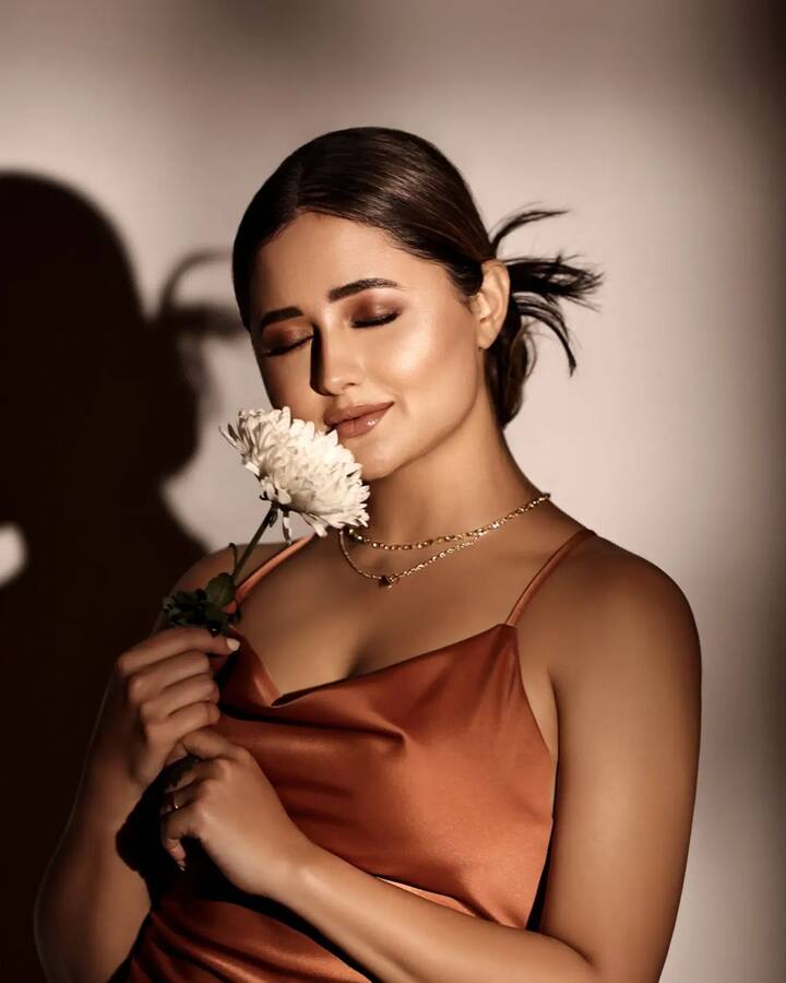यासोबत तिने तिच्या गळ्यात गोल्डन चेन घातली आहे आणि हातात फुल घेतलं आहे. (फोटो सौजन्य : imrashamidesai/इंस्टाग्राम)