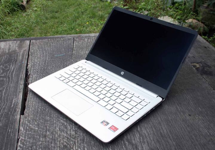 HP 14s को आप 26% के डिस्काउंट के बाद 34,990 रुपये में खरीद सकते हैं. वैसे इस लैपटॉप की कीमत 47,206 रुपये है. लैपटॉप में आपको इंटेल कोर I3 प्रोसेसर मिलता है. लैपटॉप की स्क्रीन 14 इंच की है और इसमें आपको 8GB रैम और 256gb एसएसडी सपोर्ट मिलता है.