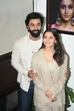 Ranbir Kapoor સાથે ઇવેન્ટમાં પહોંચી આલિયા ભટ્ટ, કોટથી પેટ છૂપાવતી જોવા મળી એક્ટ્રેસ
