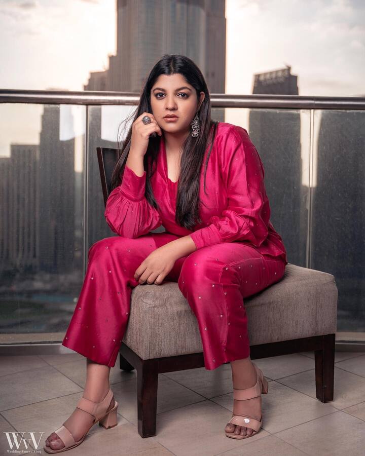 సూరారై పొట్రు ( తెలుగులో ఆకాశం నీ హద్దురా) సినిమాలో నటనకు నేషనల్ అవార్డ్ను సొంతం చేసుకున్నది అపర్ణ బాలమురళి. మలయాళంలో బిజీ హీరోయిన్గా కొనసాగుతోన్న అపర్ణ బాలమురళి ప్రస్తుతం ఫహాద్ ఫాజిల్తో హోంబలే ఫిల్మ్స్ నిర్మిస్తోన్న ధూమంలో నటిస్తోంది. మరో ఆరు ప్రాజెక్టులు ఈమె చేతిలో ఉన్నాయి..