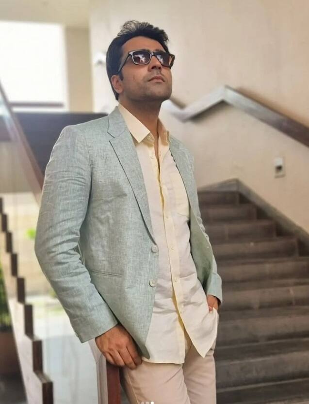 সম্প্রতি টলিউড অভিনেতা আবির চট্টোপাধ্যায় (Abir Chatterjee) তাঁর সোশ্যাল মিডিয়া হ্যান্ডলে একটি ছবি পোস্ট করেছেন। ছবিতে তাঁকে দেখা যাচ্ছে একেবারে বৃদ্ধ লুকে।