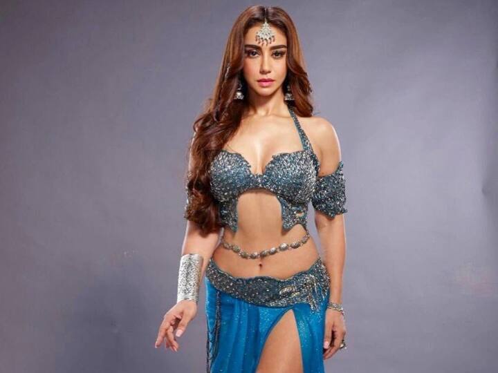 शो में महक चहल भी एक अहम भूमिका निभाती हैं रिपोर्ट्स की मानें तो वह लगभग 1 लाख रुपये प्रति एपिसोड चार्ज करती हैं.