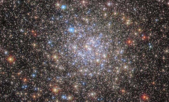 তবে ওই গ্রহের বায়ুমণ্ডল কেমন, তা এখনও পর্যন্ত জানা সম্ভব হয়নি। তবে বিজ্ঞানীদের অনুমান, ওই গ্রহের পরিবেশে মিথেনের আধিক্য অত্যন্ত বেশি, ঠিক যেমন শনির উপগ্রহ টাইটানের। আবার কারও কারও মতে, ওই গ্রহে কোনও বায়ুমণ্ডলই না থাকতে পারে। হতে পারে শুধু কার্বন ডাই অক্সাইড রয়েছে। কারণ বায়ুমণ্ডলের ১০০ শতাংশ জুড়ে কার্বন ডাই অক্সাইড থাকলে, দূর থেকে তার সন্ধান পাওয়া দুষ্কর বলে মত বিজ্ঞানীদের।